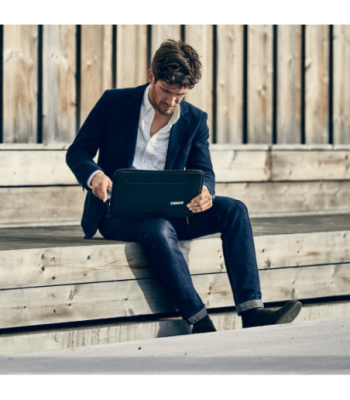 Thule Gauntlet MacBook® Sleeve. Sort